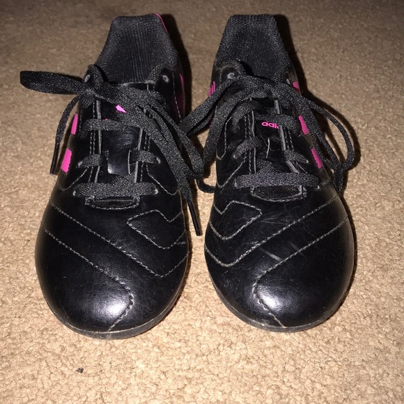 Girls cleats ⚽️💨 - Picture 2 of 4